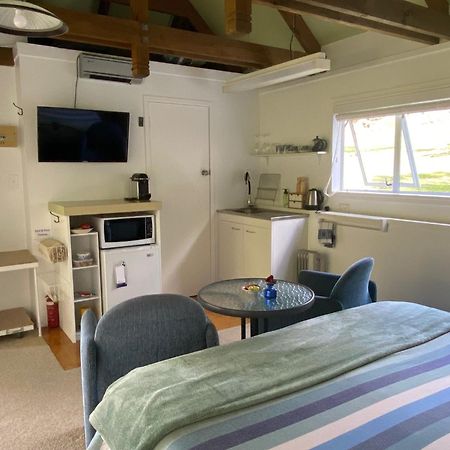 Superb Studio Retreat With Spa, Pool & Bbq Access 왕거누이 외부 사진