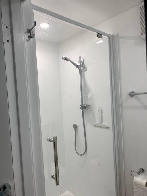 Superb Studio Retreat With Spa, Pool & Bbq Access 왕거누이 외부 사진