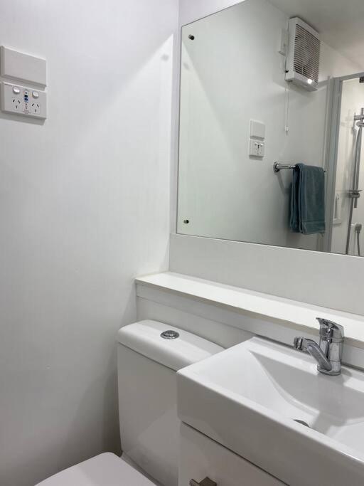 Superb Studio Retreat With Spa, Pool & Bbq Access 왕거누이 외부 사진